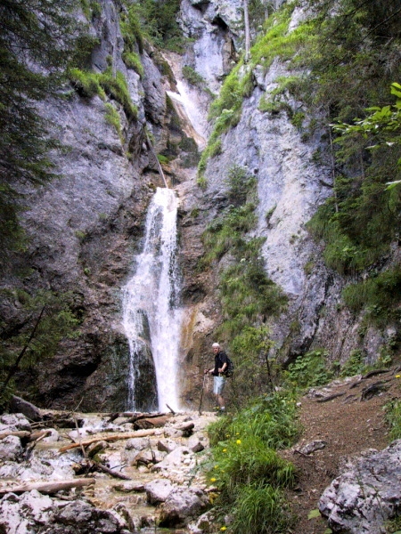 Redaktøren ved 
                     Gradenbach vandfaldet.