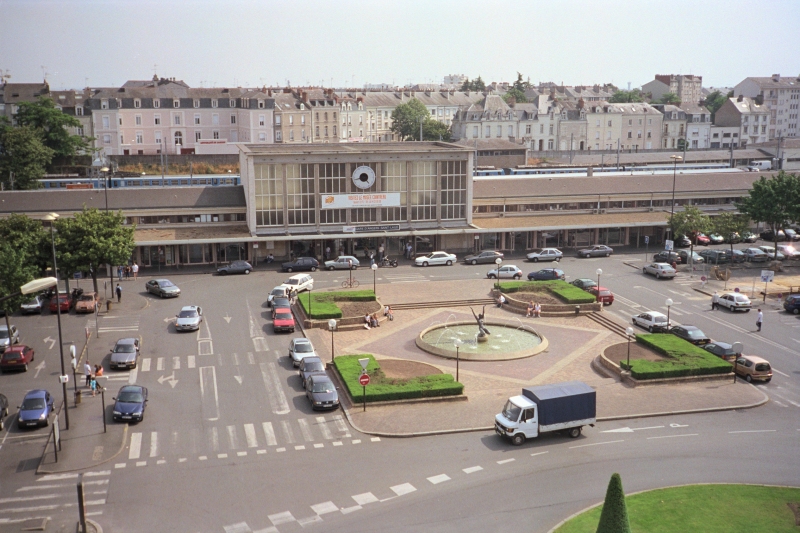 Angers 
                     hovedbanegård set fra Grand Hotel. Billedet er fra juni 1999 - der ser noget anderledes 
                     ud i dag. Prøv at gå i Google gadeplan for at se, hvordan der ser ud nu.