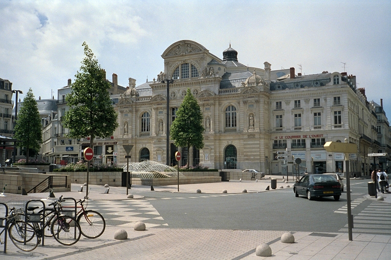 Bygningen 
                     her er byens teater - en 'ny bygning' fra 1871. Overfor teatret 
                     ligger en del restauranter. Der er masser af liv her på og omkring pladsen, 
                     som er byens absolutte centrum. Selve Place du Ralliement (= samlingssted) 
                     eksisterede allerede i 1790'erne.
