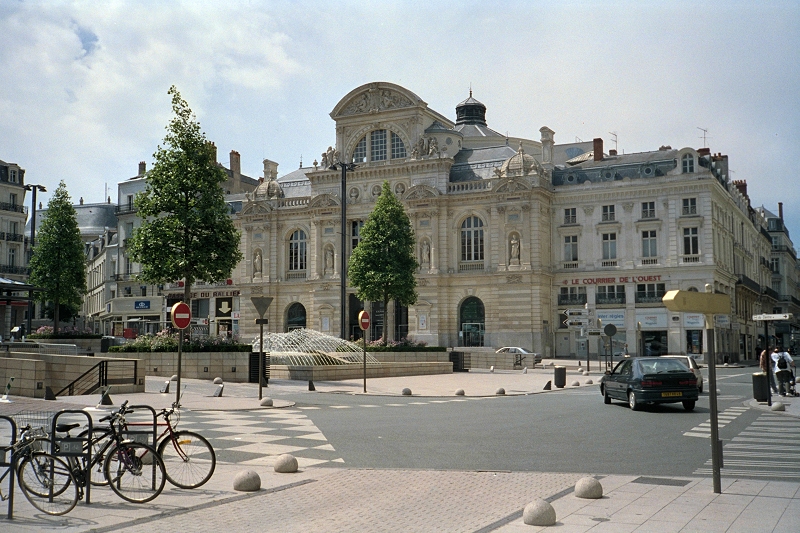 Bygningen 
                     her er byens teater - en 'ny bygning' fra 1871. Overfor teatret 
                     ligger en del restauranter. Der er masser af liv her på og omkring pladsen, 
                     som er byens absolutte centrum. Selve Place du Ralliement (= samlingssted) 
                     eksisterede allerede i 1790'erne.