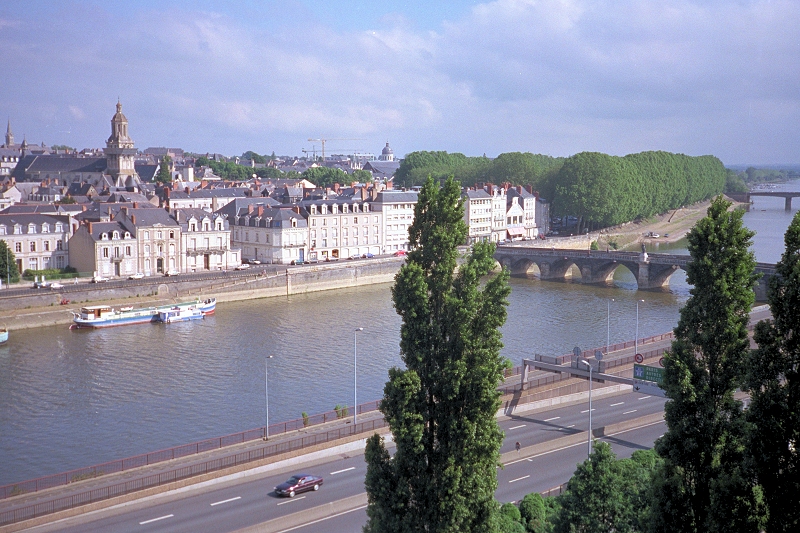 Udsigt 
                     mod La Doutre fra borgen i Angers. Broen med buerne er Pont de Verdun. 
                     De kuplede træer skjuler Place la Rochefoucauld og en kæmpestor P-plads.