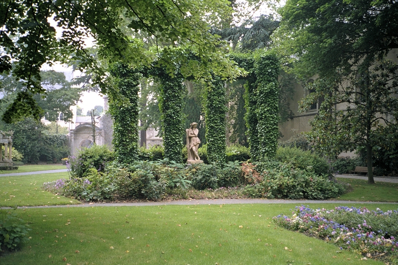 Saint 
                     Jean (Musee Jean Lurcat), det ældste bestående hospital i Frankrig blev 
                     bygget mellem 1174 og 1185 af Henri II Plantagenêt, Englands 
                     konge og greve af Anjou. Her et indtryk fra haven.