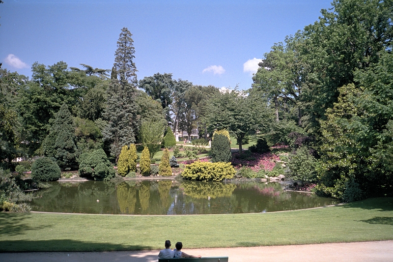 Haven 
                     er fra 1789, den var oprindelig tænkt som en videnskabelig 
                     botanisk have, men blev i begyndelsen af 1900-tallet omformet 
                     til en landskabshave, uden at den hidtidige tilplantning 
                     blev ændret. Derfor findes f.eks. mange sjældne træsorter. En pragthave!!