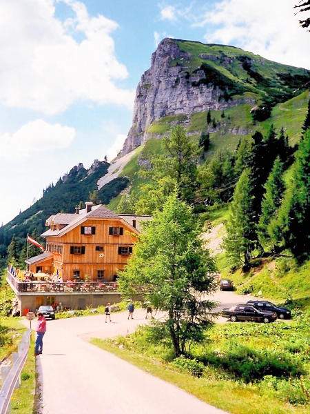 Loserhütte med 
                    Loser i baggrunden. Der er ca. et kvarters gang til Bergrestaurant Loser.