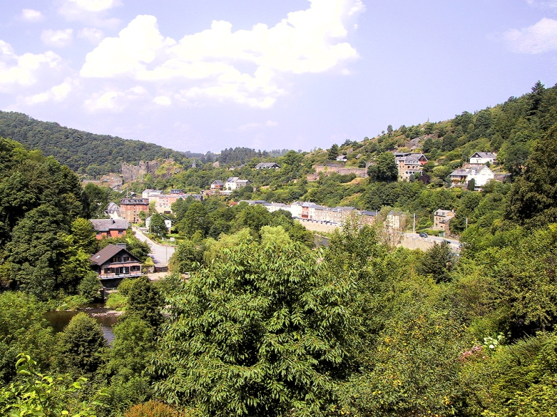 Udsigt 
                     ind over La Roche-en-Ardenne med den gamle borgruin.