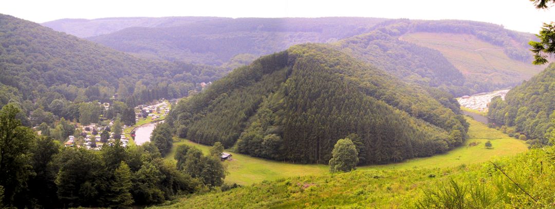 Panorama over 
                     Cresse du Corbeau og Lohan ved en bugtning på floden Ourthe. Campingpladsen 
                     til venstre er 'Lohan' og den til højre i det fjerne er 'Floreal La Roche'.