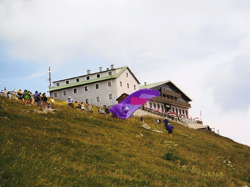 På vej ned 
                     fra udgangspunktet Hotel Schafberg. Manden med faldskærmen måtte prøve mange gange 
                     før det lykkedes ham at lette, og han var ved at komme rigtig galt af sted i forsøget.