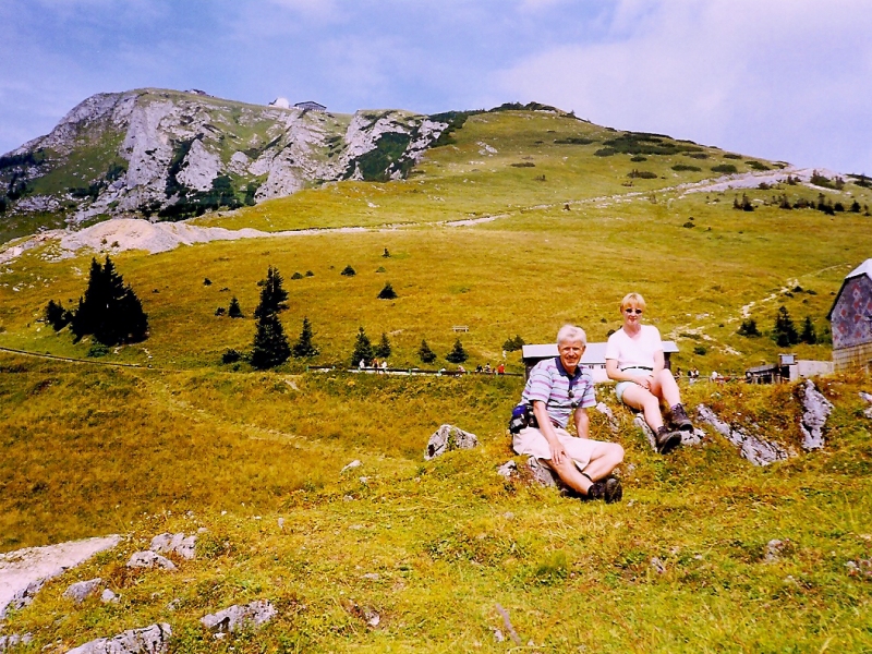 Forfatterne 
                     holder et lille hvil tæt ved stationen på Schafbergalm med Schafberg som baggrund (højeste punkt).