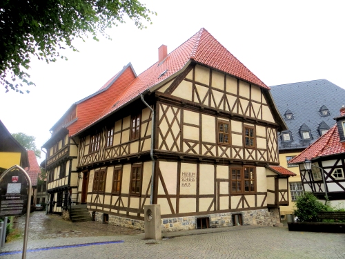 Schiefes Haus