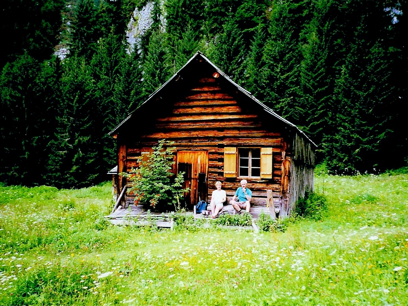 Frokost 
                     ved Zimitz Alm. Det hele er grønt, dejligt og stille.